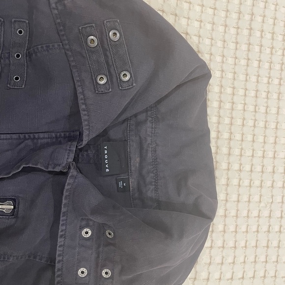 Trouvé: Dark gray light jacket with unique details and two front pockets - Picture 5 of 6